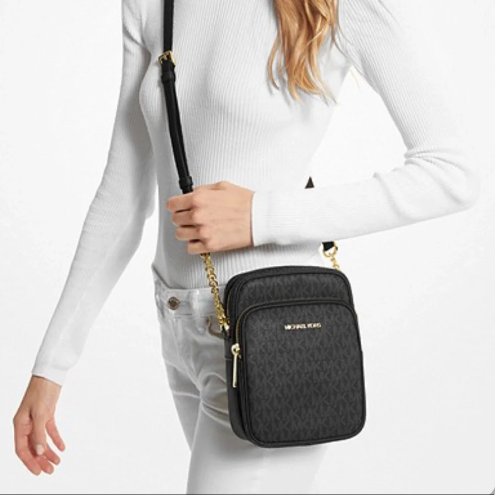 MICHAEL KORS
Jet Set Travel Medium Logo Crossbody Bag Black signature co… - Picture 3 of 4